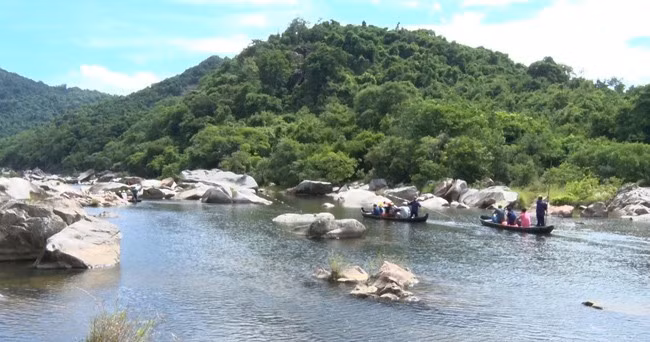 Du khách chèo thuyền trên sông. Ảnh: Phan Tuấn