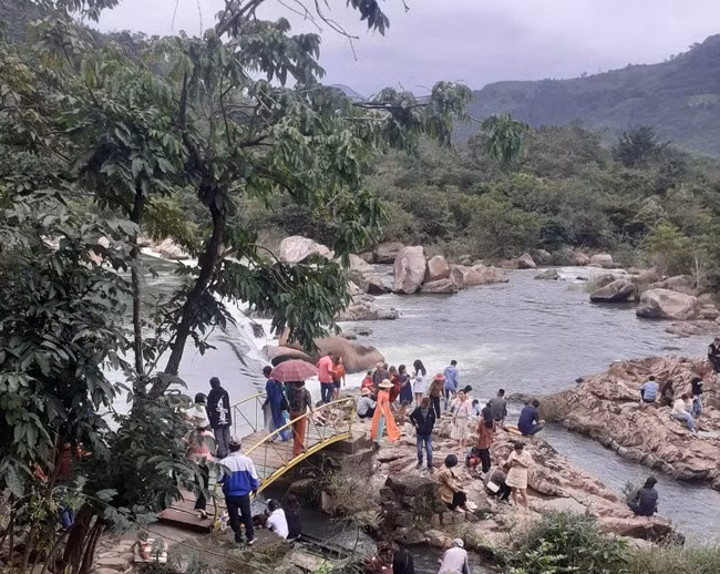 Du khách tham quan khu du lịch sinh thái Hầm Hô. Ảnh: Văn Phong