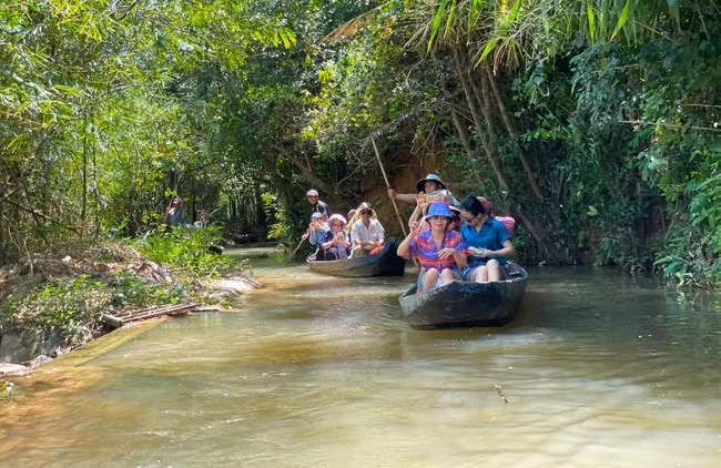 Du khách đi thuyền vào khu du lịch Hầm Hô. Ảnh: Nguyên Sương