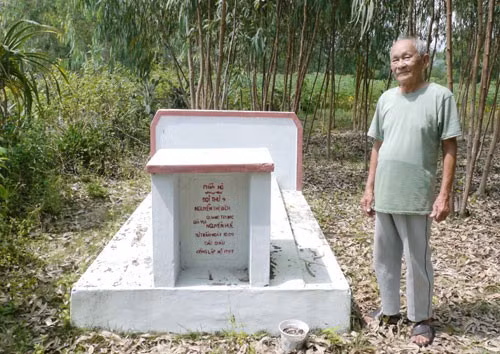 Ông Thiển bên mộ Bà Vua - Ảnh: Hoàng Trọng