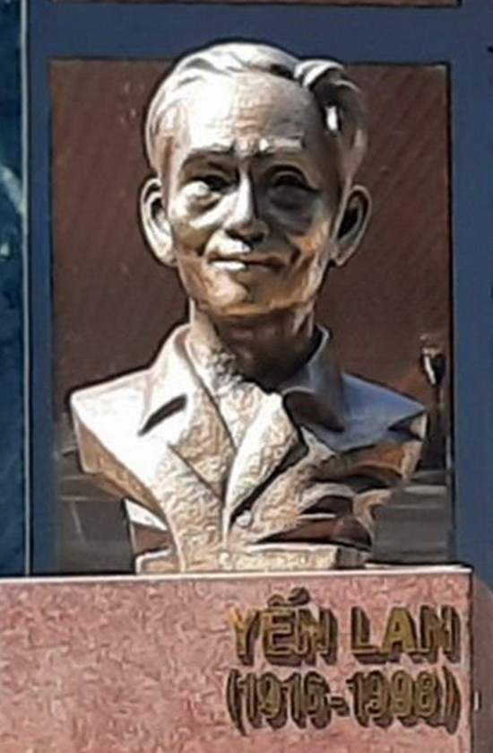 Tượng nhà thơ Yến Lan, một tác phẩm của nhà điêu khắc Lê Trọng Nghĩa. Ảnh: ĐIỂM HỒ