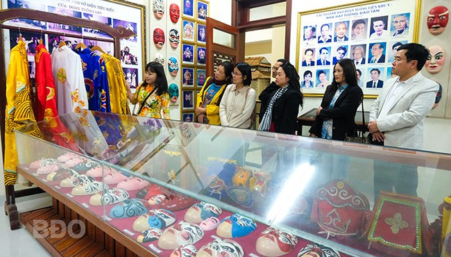 Tìm hiểu nghệ thuật hát bội, bài chòi tại Nhà hát Nghệ thuật truyền thống tỉnh. Ảnh: ĐOAN NGỌC