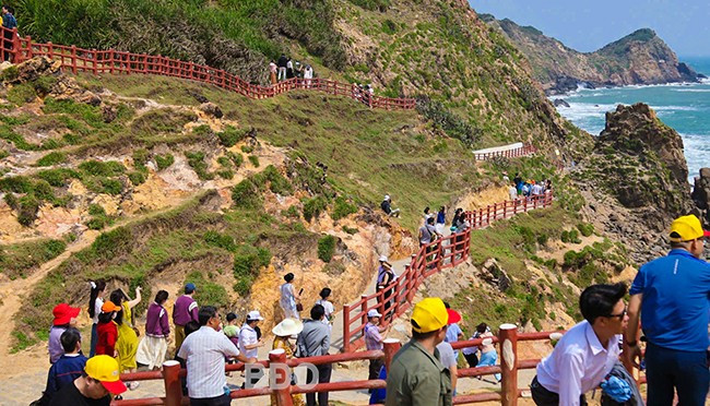 Tham quan thắng cảnh Eo Gió ở xã Nhơn Lý (TP Quy Nhơn). Ảnh: NGUYỄN DŨNG