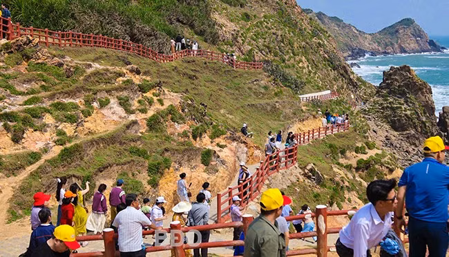 Tham quan thắng cảnh Eo Gió ở xã Nhơn Lý (TP Quy Nhơn). Ảnh: NGUYỄN DŨNG