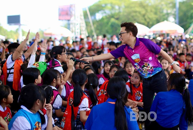 Thiếu nhi giao lưu với nghệ sĩ Trường Giang tại ngày hội. Ảnh: D.L