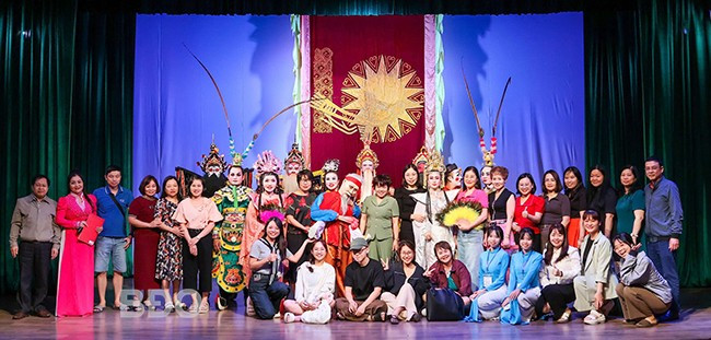 Các đoàn nhà báo, phóng viên chụp ảnh lưu niệm với nghệ sĩ, diễn viên Nhà hát Nghệ thuật truyền thống tỉnh. Ảnh: NGUYỄN DŨNG