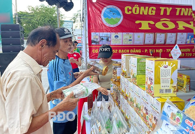 Các sản phẩm OCOP được hỗ trợ quảng bá, giới thiệu để mở rộng thị trường, đến gần hơn với người tiêu dùng. - Trong ảnh: Người dân tham quan, mua sắm tại gian hàng sản phẩm OCOP ở Phiên chợ Nông sản Bình Định lần thứ 2 năm 2024. Ảnh: HẢI YẾN