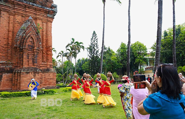 Tham quan di tích tháp Đôi. Ảnh: KIỀU VY