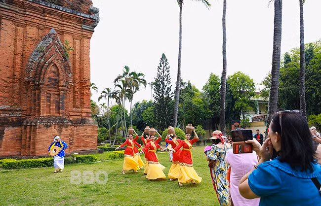 Tham quan di tích tháp Đôi. Ảnh: KIỀU VY