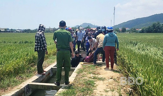 Thi thể bà T. được đưa lên bờ. Ảnh A. Hòa.