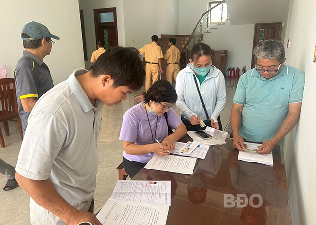 Người dân thực hiện việc làm thủ tục cấp, đổi GPLX tại Phòng CSGT (CA tỉnh). Ảnh: K.A