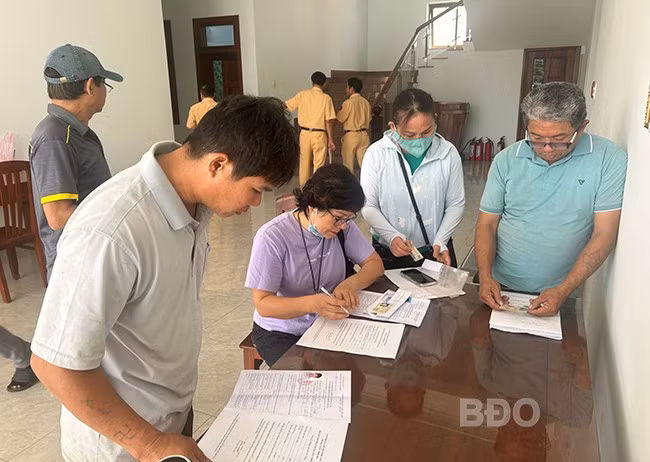 Người dân thực hiện việc làm thủ tục cấp, đổi GPLX tại Phòng CSGT (CA tỉnh). Ảnh: K.A