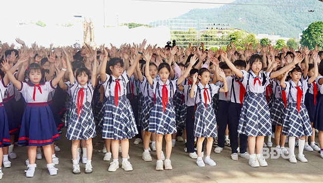 Thiếu nhi đồng diễn tại ngày hội. Ảnh: D.L