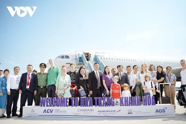 Lãnh đạo Sở Văn hóa- Thể thao và Du lịch tỉnh Khánh Hòa chào đón du khách Nga.