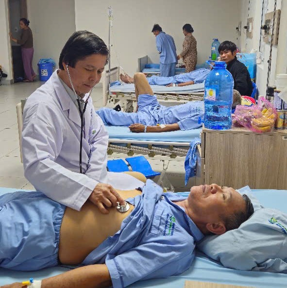 Sau ca đặt máy tạo nhịp, bệnh nhân vượt qua cơn nguy kịch, sức khỏe chuyển biến tốt, huyết động ổn, máy dẫn nhịp tốt. Ảnh: BVCC