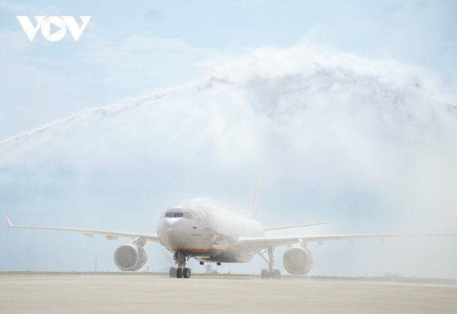 Máy bay của hãng Hàng không quốc gia Nga Aeroflot đến sân bay Cam Ranh.