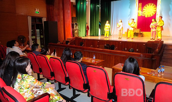 Xem biểu diễn hội đánh bài chòi dân gian tại Nhà hát Nghệ thuật truyền thống tỉnh. Ảnh: ĐOAN NGỌC