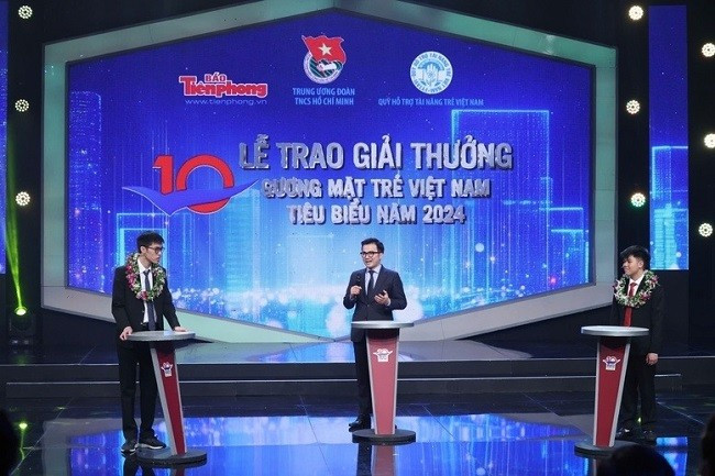 Giao lưu với GS. Trần Xuân Bách và 2 Gương mặt trẻ Việt Nam tiêu biểu 2024: Thân Thế Công và Nguyễn Hữu Tiến Hưng. Ảnh: VGP/Nhật Bắc