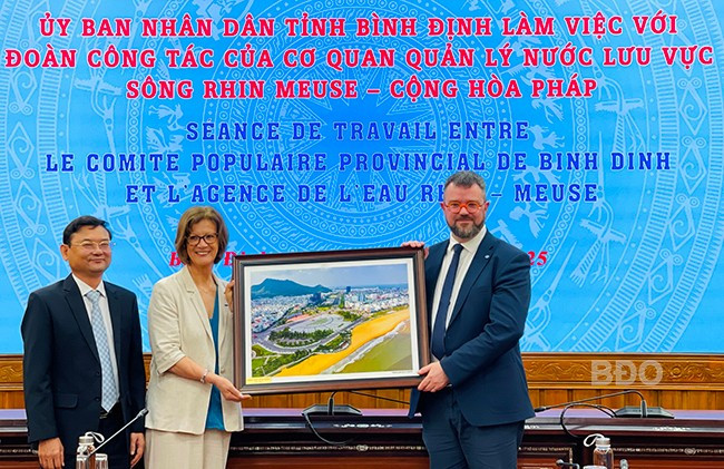 Phó Chủ tịch UBND tỉnh Nguyễn Tự Công Hoàng (bìa trái) tặng quà kỷ niệm cho đoàn công tác của cơ quan quản lý nước lưu vực sông Rhin Meuse - Cộng hòa Pháp. Ảnh: HẢI YẾN Phó Chủ tịch UBND tỉnh Nguyễn Tự Công Hoàng (bìa trái) tặng quà kỷ niệm cho đoàn công tác của cơ quan quản lý nước lưu vực sông Rhin Meuse - Cộng hòa Pháp. Ảnh: HẢI YẾN