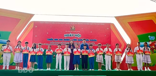 Tặng quà cho cho thiếu nhi có hoàn cảnh khó khăn tại Bình Định. Ảnh: D.L