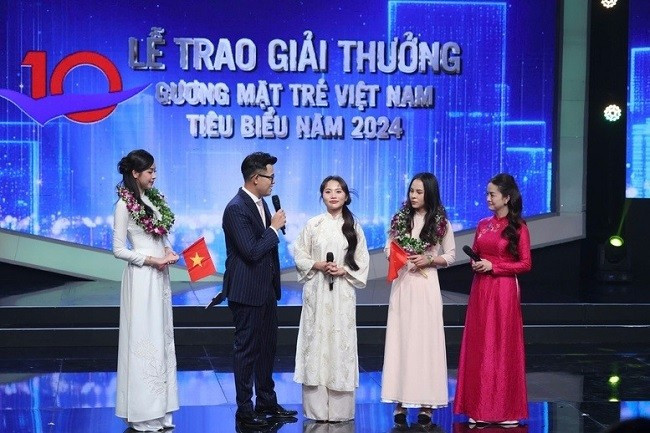 Các Gương mặt trẻ Việt Nam tiêu biểu và triển vọng năm 2024 giao lưu với chương trình. Ảnh: VGP/Nhật Bắc