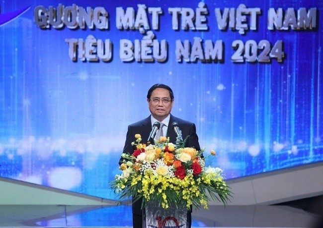 Thủ tướng Phạm Minh Chính phát biểu, tuyên dương 10 Gương mặt trẻ Việt Nam tiêu biểu và 8 Gương mặt trẻ Việt Nam triển vọng năm 2024. Ảnh: VGP/Nhật Bắc
