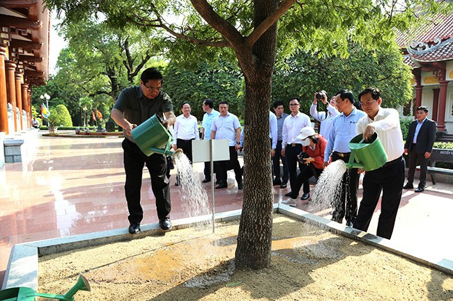 Thủ tướng Chính phủ Phạm Minh Chính trồng cây me trong khuôn viên Bảo tàng Quang Trung. Ảnh: T.SỸ Thủ tướng Chính phủ Phạm Minh Chính trồng cây me trong khuôn viên Bảo tàng Quang Trung. Ảnh: T.SỸ