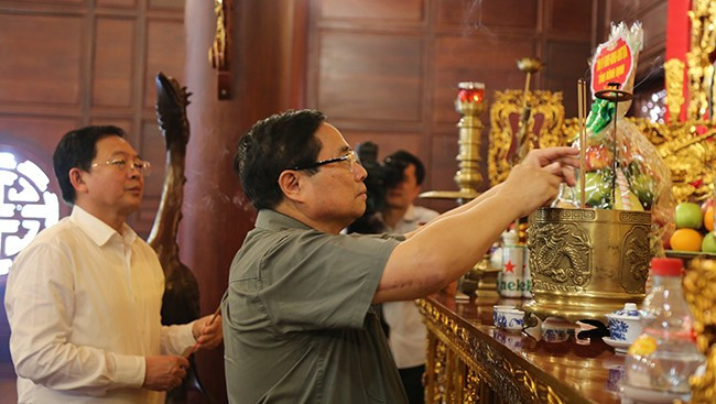 Thủ tướng Chính phủ Phạm Minh Chính dâng hương tại Điện thờ Tây Sơn Tam kiệt. Ảnh: T.SỸ Thủ tướng Chính phủ Phạm Minh Chính dâng hương tại Điện thờ Tây Sơn Tam kiệt. Ảnh: T.SỸ