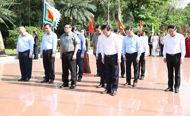 Tại Bảo tàng Quang Trung, Thủ tướng Chính phủ Phạm Minh Chính cùng các thành viên đoàn công tác và lãnh đạo tỉnh bày tỏ lòng thành kính trước các bậc tiền nhân, tưởng nhớ, tri ân công đức của Hoàng đế Quang Trung và các văn thần, võ tướng Tây Sơn. Ảnh: T.SỸ Tại Bảo tàng Quang Trung, Thủ tướng Chính phủ Phạm Minh Chính cùng các thành viên đoàn công tác và lãnh đạo tỉnh bày tỏ lòng thành kính trước các bậc tiền nhân, tưởng nhớ, tri ân công đức của Hoàng đế Quang Trung và các văn thần, võ tướng Tây Sơn. Ảnh: T.SỸ