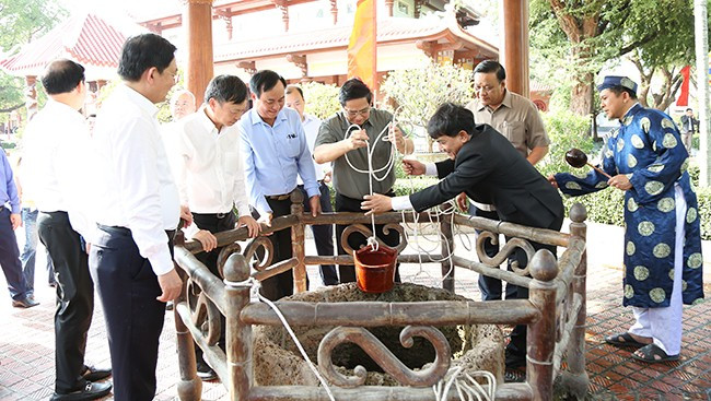 Thủ tướng Chính phủ Phạm Minh Chính tham quan giếng nước trong khuôn viên Bảo tàng Quang Trung. Ảnh: T.SỸ Thủ tướng Chính phủ Phạm Minh Chính tham quan giếng nước trong khuôn viên Bảo tàng Quang Trung. Ảnh: T.SỸ