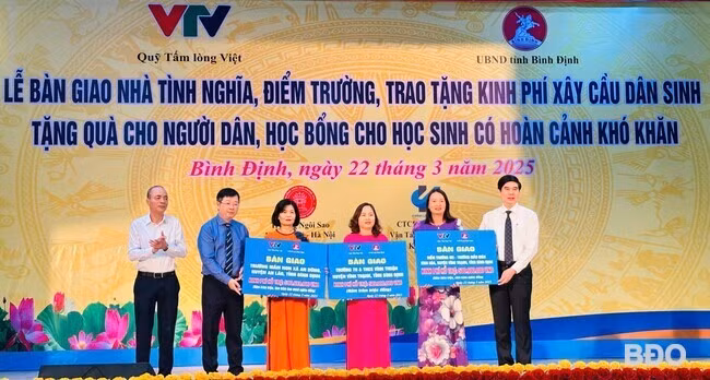 Đại diện Quỹ tấm lòng Việt và Phó Chủ tịch UBND tỉnh Lâm Hải Giang bàn giao 3 điểm trường: Trường Mầm non An Dũng (huyện An Lão); Trường Mẫu giáo Vĩnh Hòa và trường Tiểu học & THCS Vĩnh Thuận (huyện Vĩnh Thạnh). Ảnh: VTV