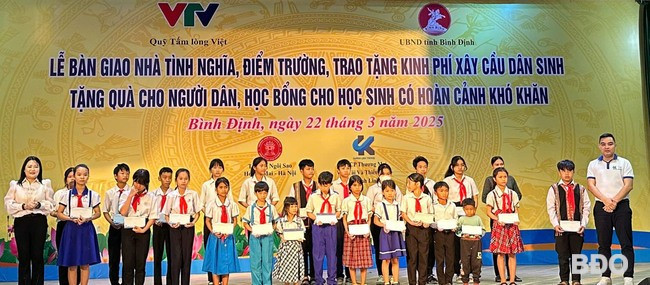 Trao học bổng cho học sinh vượt khó học giỏi trên địa bàn tỉnh. Ảnh: VTV