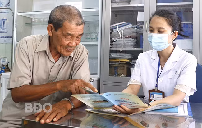 Ông Nguyễn Văn Phụng được bác sĩ Trạm Y tế phường Đống Đa (TP Quy Nhơn) theo dõi huyết áp và nhắc nhở về chế độ sinh hoạt, ăn uống phù hợp. Ảnh: M.H