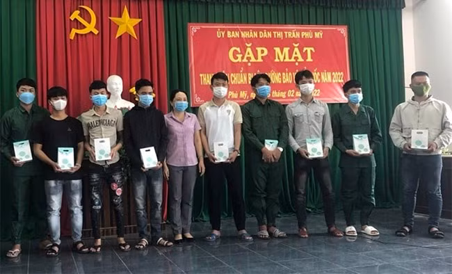 Hội LHPN thị trấn Phù Mỹ (huyện Phù Mỹ) tặng quà cho thanh niên lên đường nhập ngũ năm 2022. Ảnh: THANH TRỌN Hội LHPN thị trấn Phù Mỹ (huyện Phù Mỹ) tặng quà cho thanh niên lên đường nhập ngũ năm 2022. Ảnh: THANH TRỌN