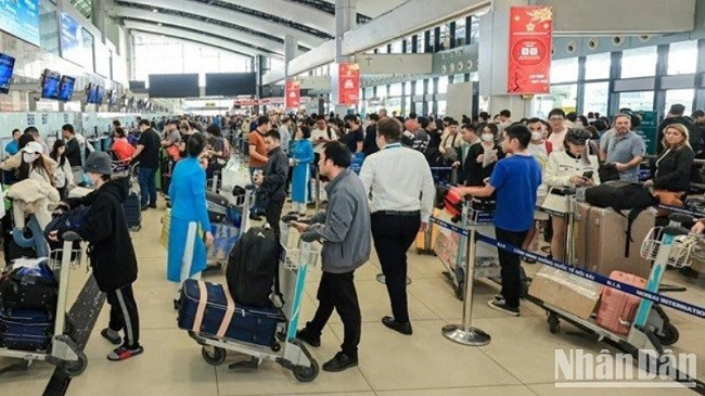 Hành khách nhộn nhịp tại Cảng hàng không quốc tế Nội Bài dịp nghỉ lễ 30.4-1.5 năm 2024. (ẢNH: KIM CƯƠNG) Hành khách nhộn nhịp tại Cảng hàng không quốc tế Nội Bài dịp nghỉ lễ 30.4-1.5 năm 2024. (ẢNH: KIM CƯƠNG)