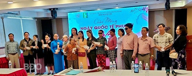 Tặng quà cho phụ nữ mù tại chương trình. Ảnh: ĐVCC