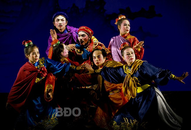 Nét đẹp hát bội Bình Định trong bộ ảnh “Hát bội Bình Định” gồm 15 ảnh của NSNA Đào Tiến Đạt triển lãm tại Liên hoan Nhiếp ảnh châu Á năm 2024 (Asia Photo Festival 2024) do Hiệp hội Nhiếp ảnh gia châu Á (Asia Photographers Union - APU) tổ chức. Nét đẹp hát bội Bình Định trong bộ ảnh “Hát bội Bình Định” gồm 15 ảnh của NSNA Đào Tiến Đạt triển lãm tại Liên hoan Nhiếp ảnh châu Á năm 2024 (Asia Photo Festival 2024) do Hiệp hội Nhiếp ảnh gia châu Á (Asia Photographers Union - APU) tổ chức.