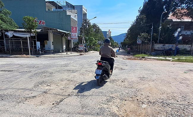 Ổ gà, ổ voi xuất hiện dày đặc trên đường Nguyễn Diêu. Ảnh: VĂN LƯU Ổ gà, ổ voi xuất hiện dày đặc trên đường Nguyễn Diêu. Ảnh: VĂN LƯU