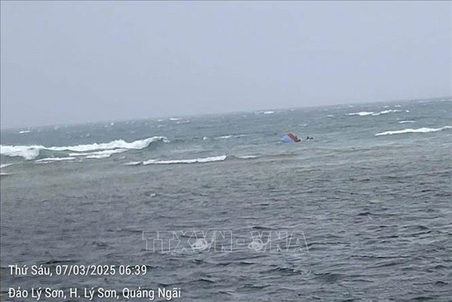 Tàu cá của ngư dân Hà Tĩnh vào tránh gió gặp nạn khu vực biển đảo Lý Sơn, Quảng Ngãi. Ảnh: TTXVN phát