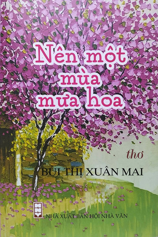 Tập thơ Nên một mùa mưa hoa là tuyển thơ dày dặn nhất của nhà thơ Bùi Thị Xuân Mai. Ảnh: MỘC THƯƠNG