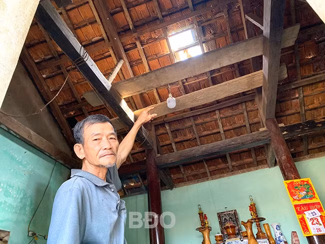 Mái nhà của ông Trương Văn Bình (ở khu phố Lại Khánh Tây, phường Hoài Đức, TX Hoài Nhơn) bị thủng sau khi nhiều viên ngói rơi vỡ vì rung chấn. Ảnh: N.C