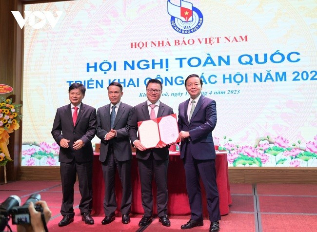 Phó Thủ tướng Trần Hồng Hà trao quyết định phê duyệt Điều lệ Hội Nhà báo Việt Nam cho thường trực Hội Nhà báo Việt Nam