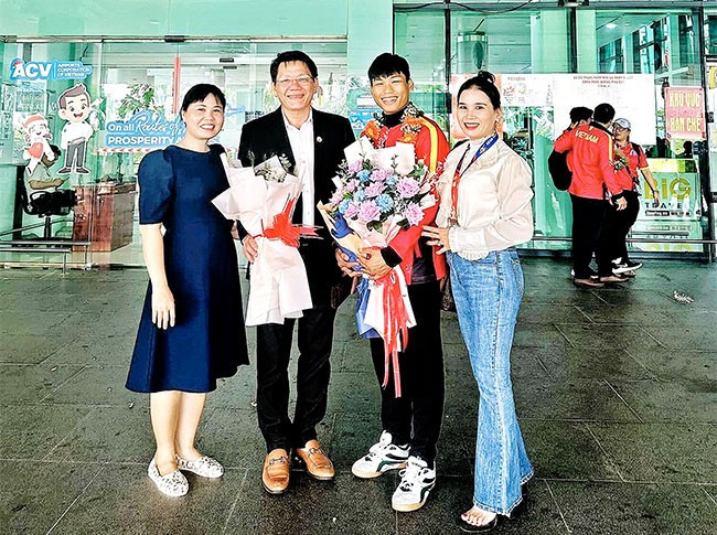 Sự ủng hộ của mẹ (bìa phải) chính là động lực để VĐV Trần Minh Hậu có thêm động lực gặt hái nhiều thành tích cao. Ảnh: K.VY