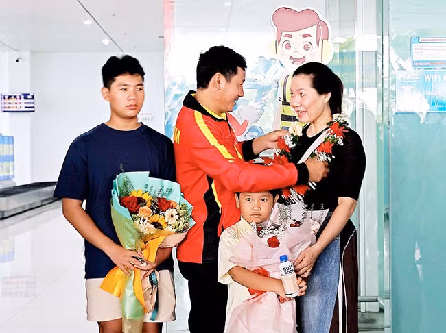 Gia đình HLV Trần Đình Đô đón anh trở về sau khi hoàn thành nhiệm vụ tại Giải vô địch kickboxing châu Á năm 2024. Ảnh: K.VY