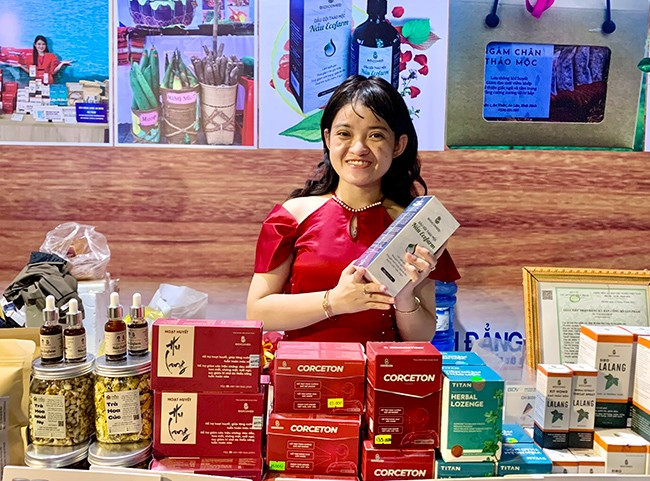 Mai Thị Mỹ Lâm giới thiệu sản phẩm tại Ngày hội Phụ nữ khởi nghiệp do Hội LHPN tỉnh tổ chức tại TP Quy Nhơn vào ngày 11 - 12.9. Ảnh: Đ.T Mai Thị Mỹ Lâm giới thiệu sản phẩm tại Ngày hội Phụ nữ khởi nghiệp do Hội LHPN tỉnh tổ chức tại TP Quy Nhơn vào ngày 11 - 12.9. Ảnh: Đ.T