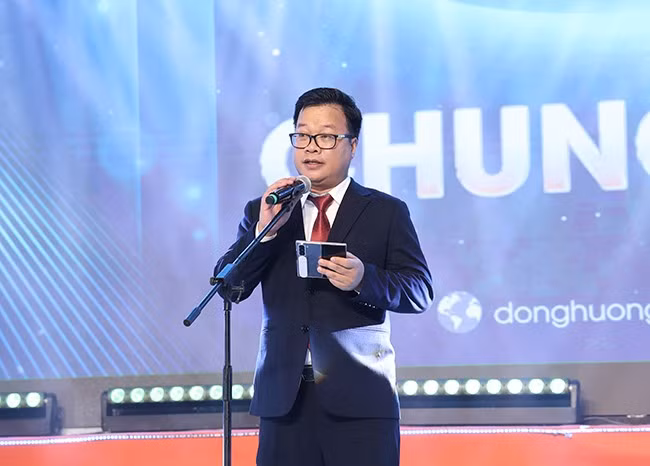 Ông Đồng Trần Việt Ái - Phó Chủ tịch Hội đồng hương Bình Định tại TP Hồ Chí Minh, phát biểu khai mạc đêm chung kết Cuộc thi. Ông Đồng Trần Việt Ái - Phó Chủ tịch Hội đồng hương Bình Định tại TP Hồ Chí Minh, phát biểu khai mạc đêm chung kết Cuộc thi.