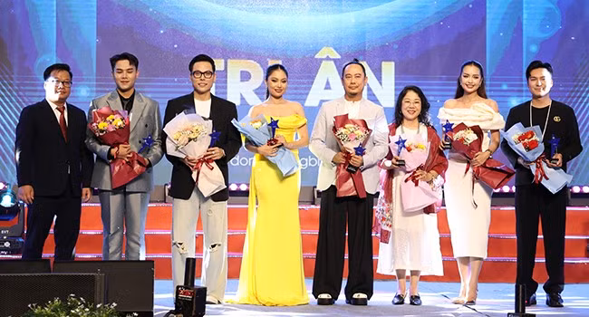 Tặng hoa và cúp lưu niệm cho Ban giám khảo Cuộc thi. Tặng hoa và cúp lưu niệm cho Ban giám khảo Cuộc thi.