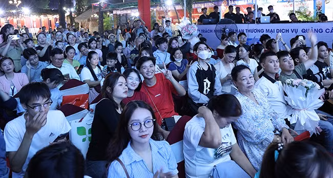 Đông đảo khán giả đến xem và cổ vũ cho các thí sinh. Đông đảo khán giả đến xem và cổ vũ cho các thí sinh.