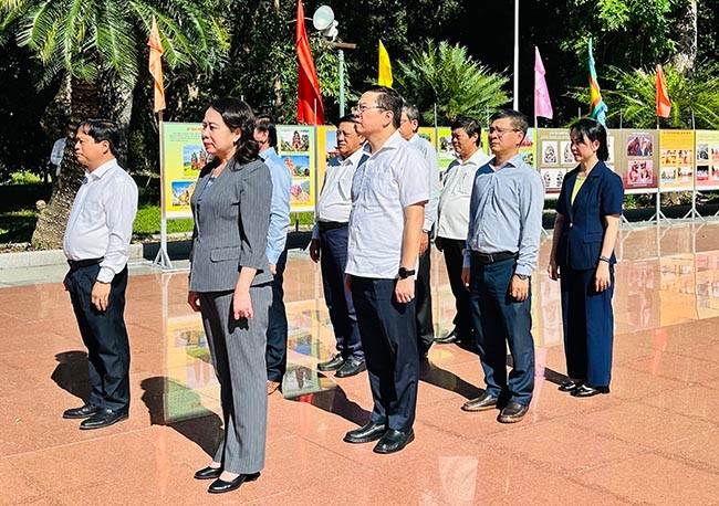 Đoàn công tác Trung ương và tỉnh dâng hoa tại tượng đài Hoàng đế Quang Trung. Ảnh: C.H Đoàn công tác Trung ương và tỉnh dâng hoa tại tượng đài Hoàng đế Quang Trung. Ảnh: C.H