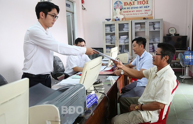 Cán bộ tín dụng Quỹ Tín dụng nhân dân Mỹ Hiệp (huyện Phù Mỹ) hỗ trợ người dân thủ tục vay vốn. Ảnh: T.SỸ Cán bộ tín dụng Quỹ Tín dụng nhân dân Mỹ Hiệp (huyện Phù Mỹ) hỗ trợ người dân thủ tục vay vốn. Ảnh: T.SỸ